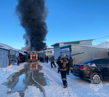 Пожарный поезд привлекли для тушения огня на рынке в Самаре