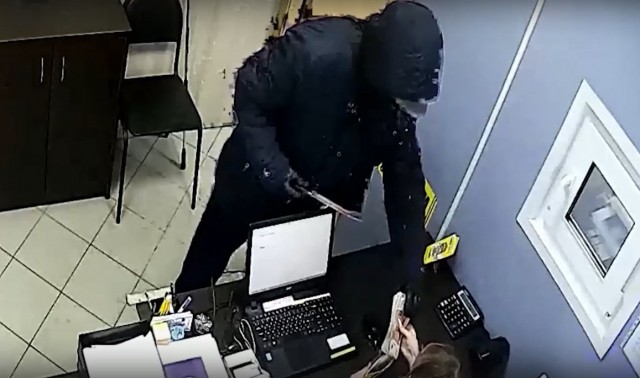 Мужчина в чёрной маске и с ножом ограбил микрокредитную организацию в Арзамасе (ВИДЕО)