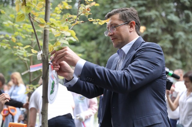 Глеб Никитин принял участие в акции "Сохраним лес" в нижегородском парке "Швейцария"