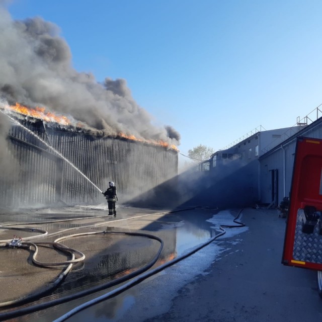 Пожарные ликвидировали открытое горение на складе лакокрасочных материалов в Канавинском районе Нижнего Новгорода