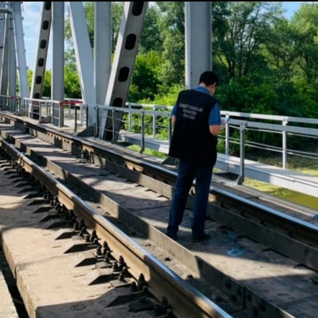 Два железнодорожника попали под поезд в Самарской области