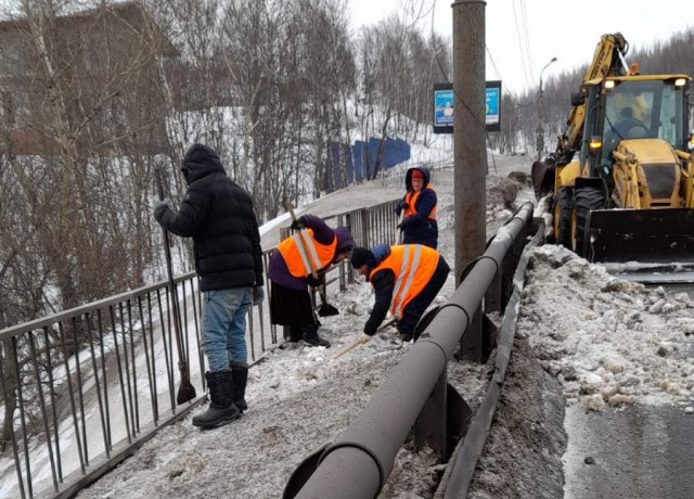Мызинский мост очищали от снега и наледи 18 марта