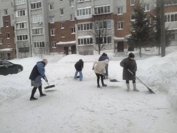 Чебоксарцы вышли на помощь дворникам в снегопад