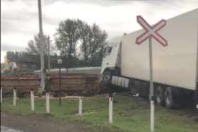 Большегруз DAF врезался в товарный поезд на станции Пешелань в Нижегородской области