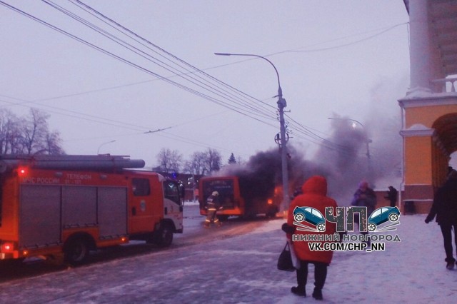 Автобус загорелся на пл. Минина в Нижнем Новгороде