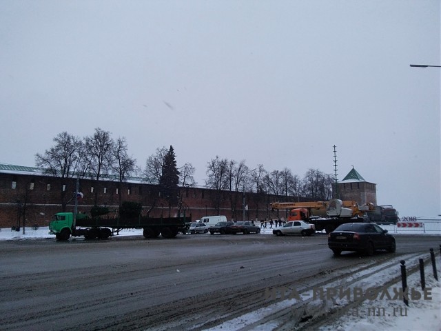 Монтаж новогоднего городка начался на площади Минина и Пожарского в Нижнем Новгороде