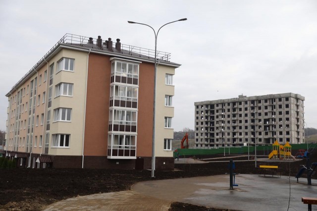 Первые четыре дома ЖК "Новинки Smart City" Нижегородской области вместе с дольщиками приняли Виталий Мутко и Глеб Никитин
