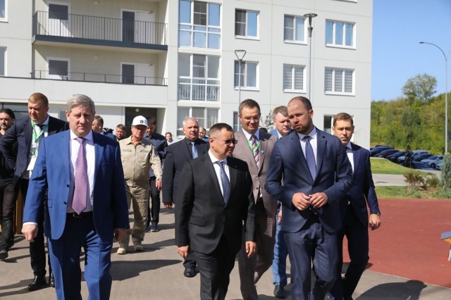 Министр строительства и ЖКХ РФ осмотрел ЖК "Анкудиновский парк" в Нижнем Новгороде  
