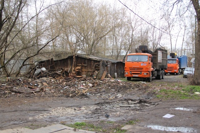 Ветхие сараи на улице Профинтерна в Нижнем Новгороде сносят по просьбам жителей  