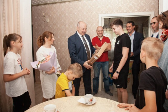 Евгений Лебедев поздравил в Арзамасском районе многодетную семью с Днем защиты детей